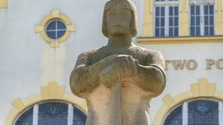 Złotów: W całej Polsce jest tylko JEDEN taki pomnik. Stoi w miejscu, gdzie nikt by się nie spodziewał