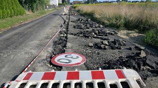 Rolnik zaorał asfalt. Sąd zdecydował o ciągniku