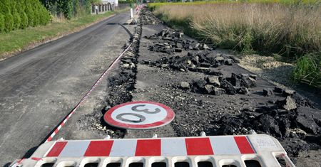 Rolnik zaorał asfalt. Sąd zdecydował o ciągniku