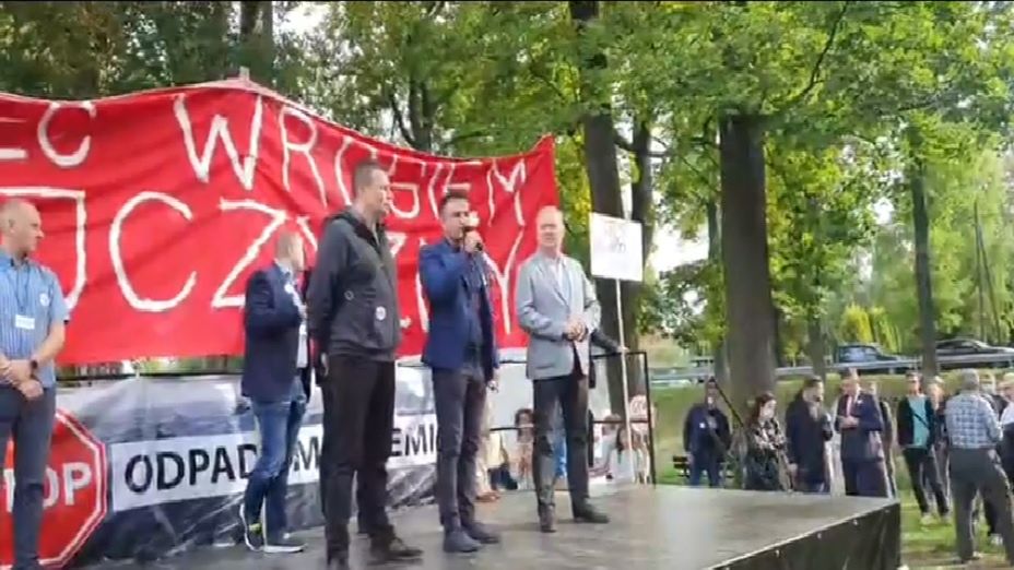 "Śmieć wrogiem ojczyzny" - brzmi napis na bannerze