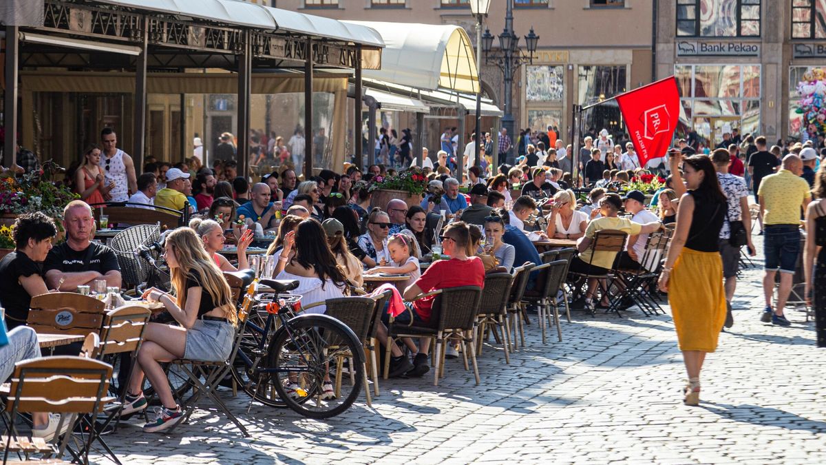 Rynek we Wroc?awiu
03.06.2021 Wroclaw Tlum na Rynku we Wroclawiu   fot. Krzysztof Kaniewski/REPORTER
Krzysztof Kaniewski/REPORTER