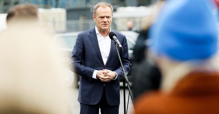 Ludzie zaczynają oszczędzać na jedzeniu. Tusk do rządzących: ogarnijcie się