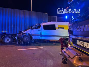 Makabryczny wypadek na trasie S2. Bus wbił się w ciężarówkę. 5 osób zginęło, trzy są ranne. Droga zablokowana