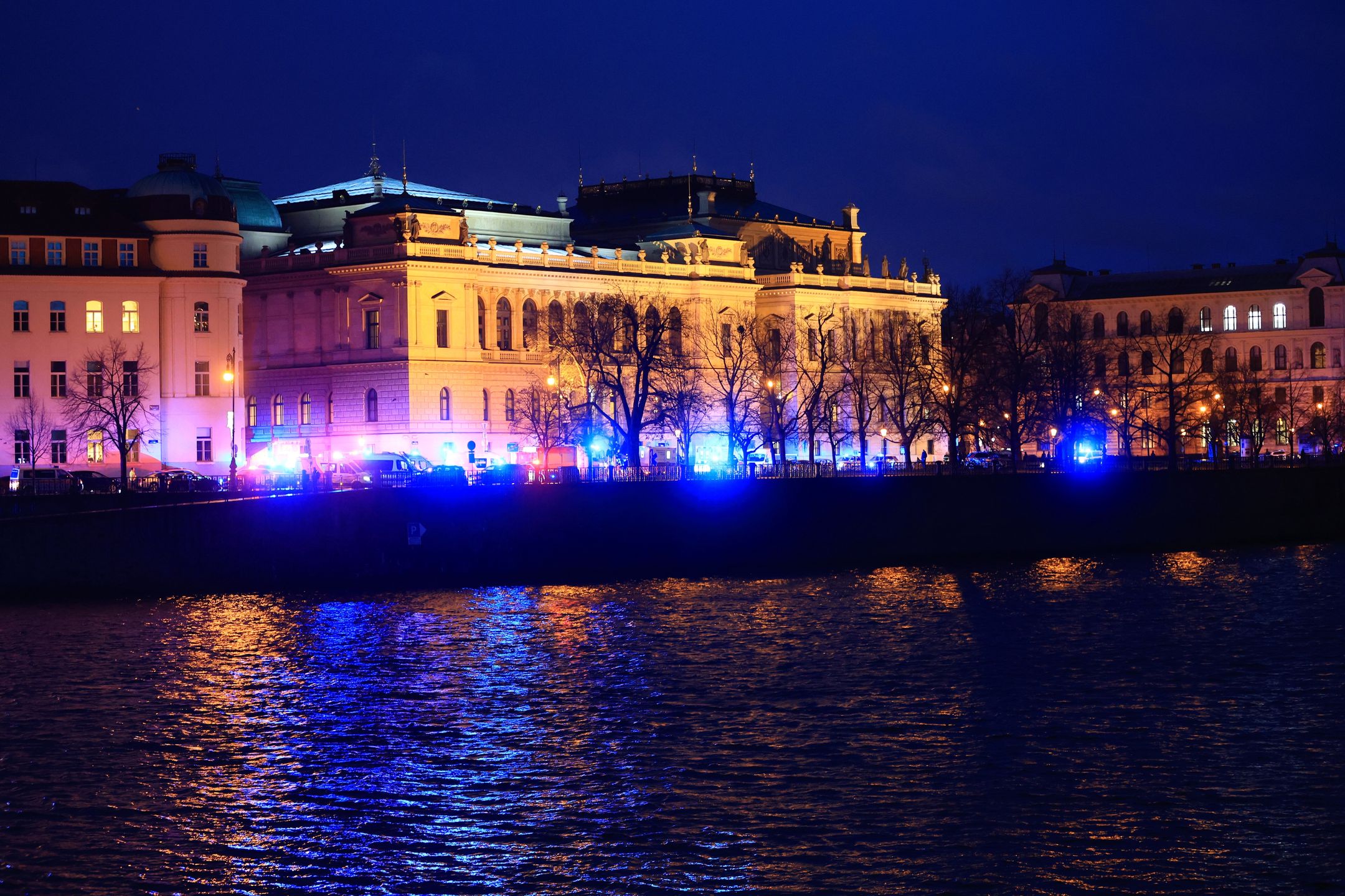 Several dead and dozens injured in central Prague University shooting
epa11039998 Lights from emergency service vehicles light the scene of a shooting at Charles University in central Prague, 21 December 2023. According to Czech Police several people have been killed and "dozens" injured in an incident in the capital of the Czech Republic.  EPA/MARTIN DIVISEK 
Dostawca: PAP/EPA.
MARTIN DIVISEK