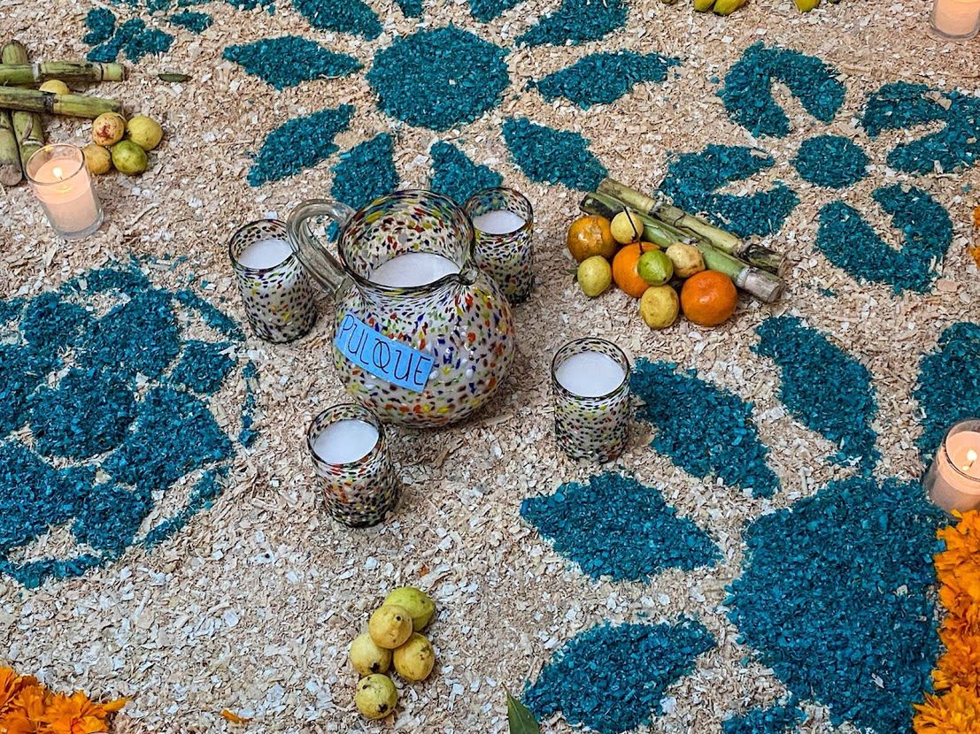 Ołtarze dla zmarłych ustawiane są m.in. w domach i na ulicach