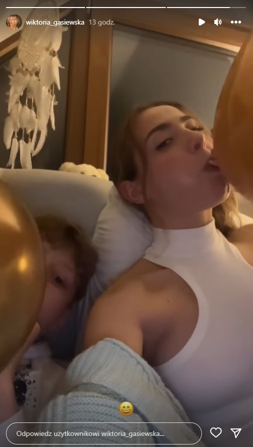 Wiktoria Gąsiewska pompuje balony na przyjęcie urodzinowe siostry