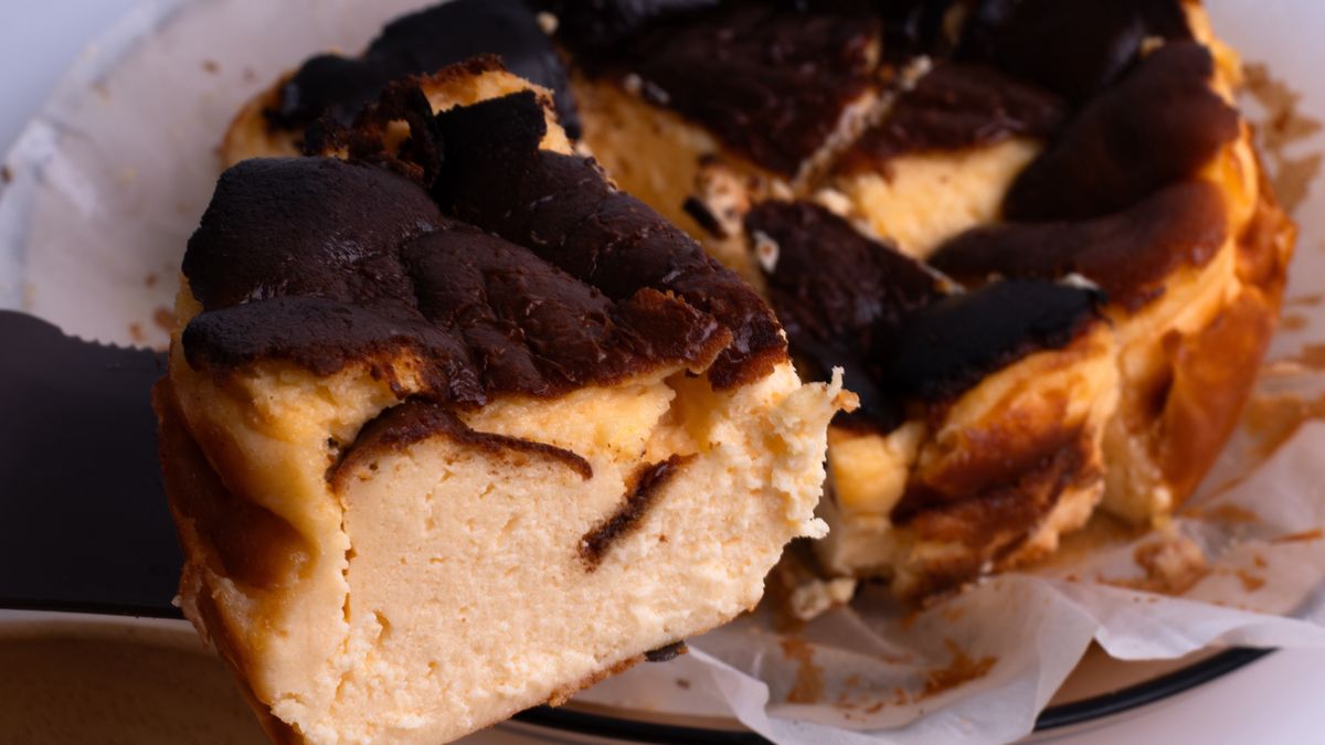 Sernik baskijski ma przypieczony wierzch i kremowy środek