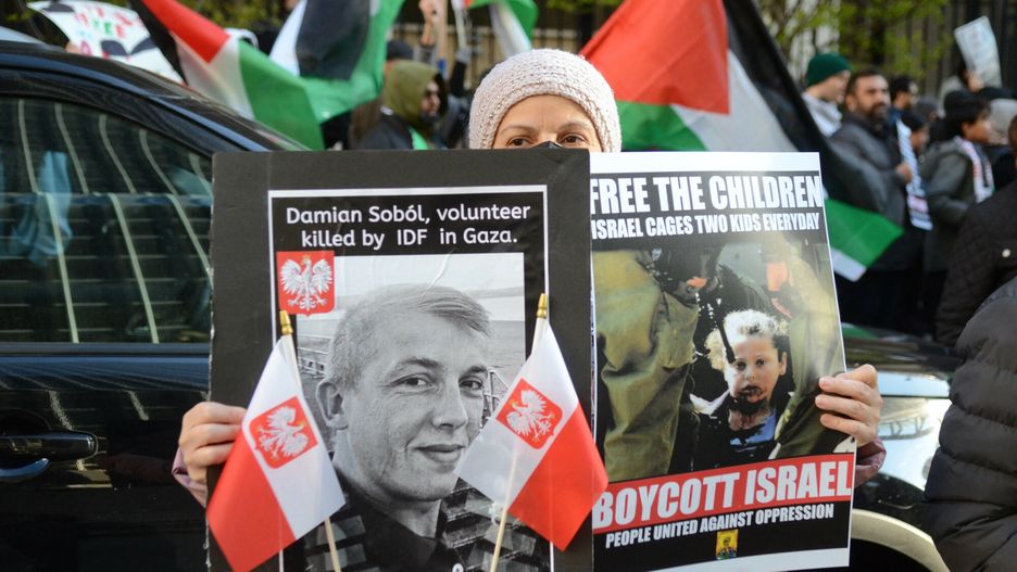 Propalesty?ska demonstarcja przed konsulatem Izraela w ChicagoCHICAGO, ILLINOIS - APRIL 5: A protester holds a photo of Damian Sobol from World Central Kitchen during a pro-Palestinian protest outside the Israeli consulate in Chicago, Illinois, United States on April 5, 2024. Damian Sobol was a Polish volunteer who was killed during a humanitarian mission in Gaza on April 1, 2024. Jacek Boczarski / Anadolu/ABACAPRESS.COMAA/ABACA