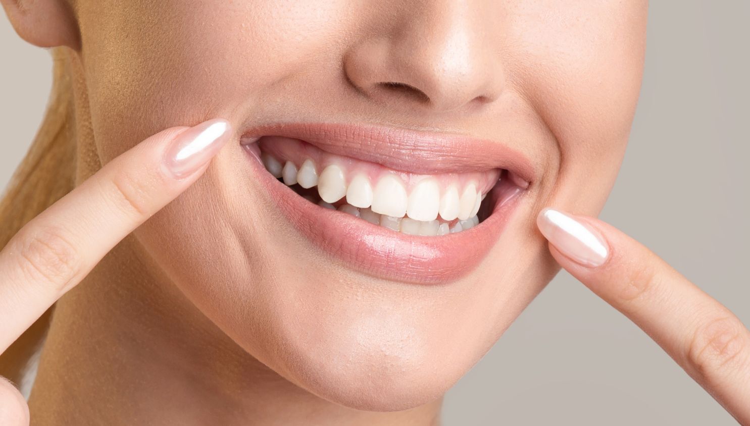 Pozdbądź się nieświeżego i nieprzyjemnego dla otoczenia zapachu z ust, za każdym razem czyszcząc język podczas szczotkowania zębów. 