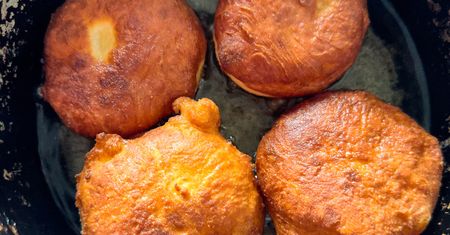 Węgrzy zajadają się przez cały karnawał. Smaczniejsze niż polskie pączki?
