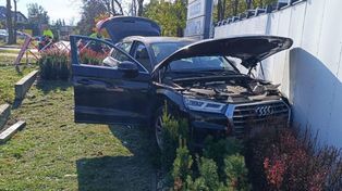Puławy: 81-latek uderzył w zawór gazowy i paczkomat. Kierowca w ciężkim stanie