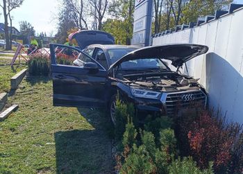 Puławy: 81-latek uderzył w zawór gazowy i paczkomat. Kierowca w ciężkim stanie
