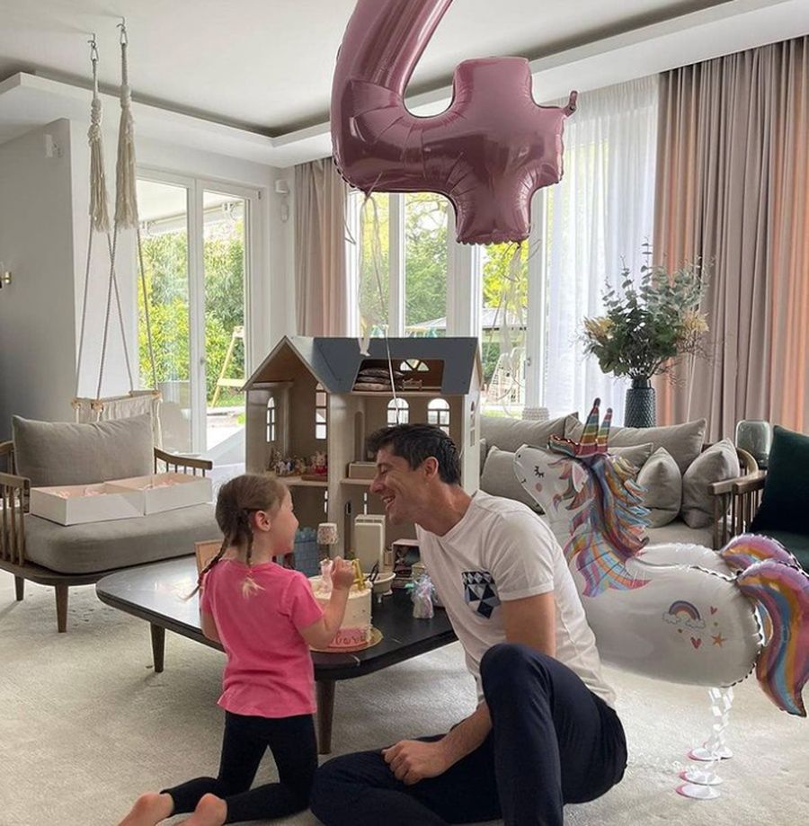 Robert Lewandowski bawi się z Klarą 