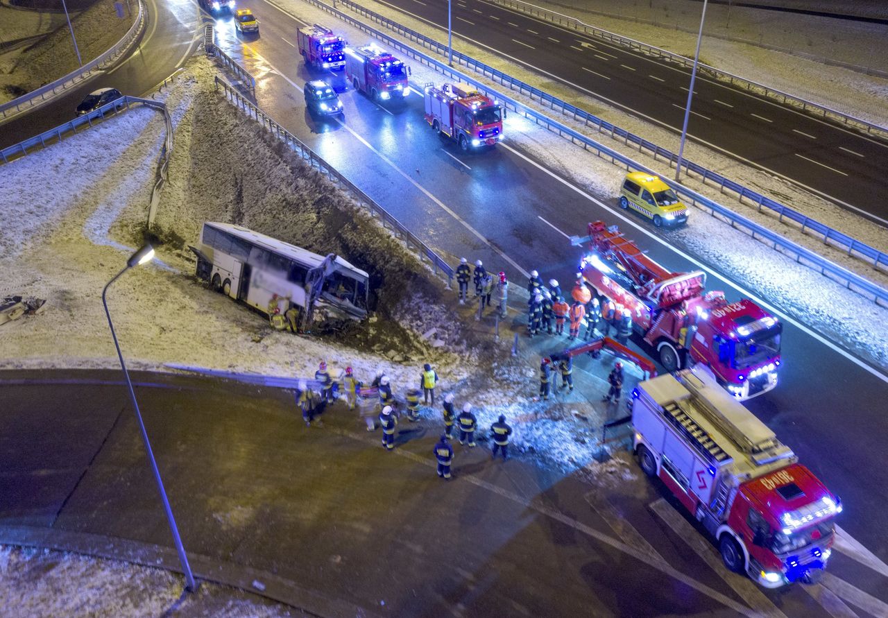 Kaszyce, 22.03.2021. Akcja wyciągania wraku ukraińskiego autobusu na autostradzie A4 w miejscowości Kaszyce (woj. podkarpackie)