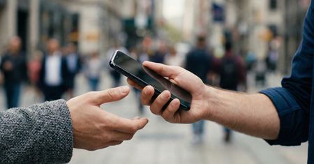 Pożyczył telefon nieznajomemu. Na drugi dzień ujrzał dziwny komunikat