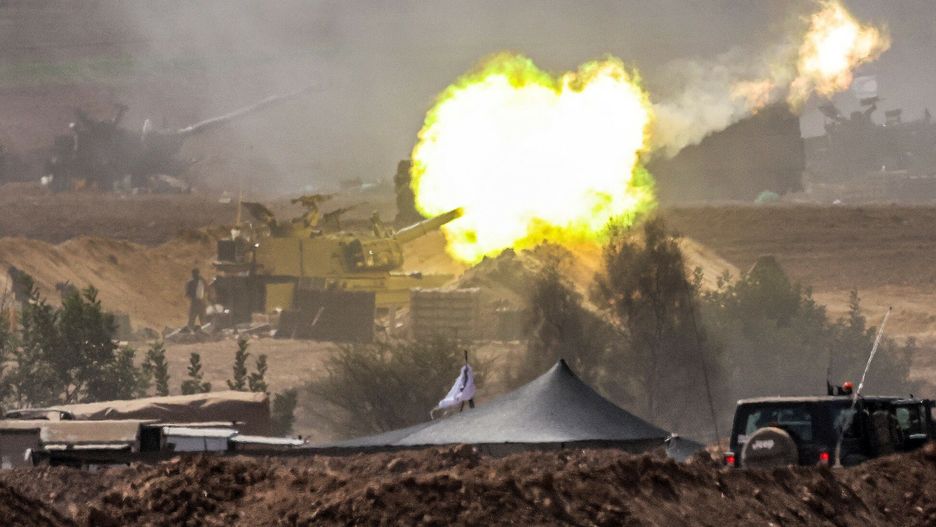 Wojna izraelsko-palesty?skaAn Israeli army M109 155mm self-propelled howitzer fires rounds near the border with Gaza in southern Israel on October 12, 2023. Thousands of people, both Israeli and Palestinians have died since October 7, 2023, after Palestinian Hamas militants entered Israel in a surprise attack leading Israel to declare war on Hamas in the Gaza Strip enclave on October 8. (Photo by JACK GUEZ / AFP)JACK GUEZ