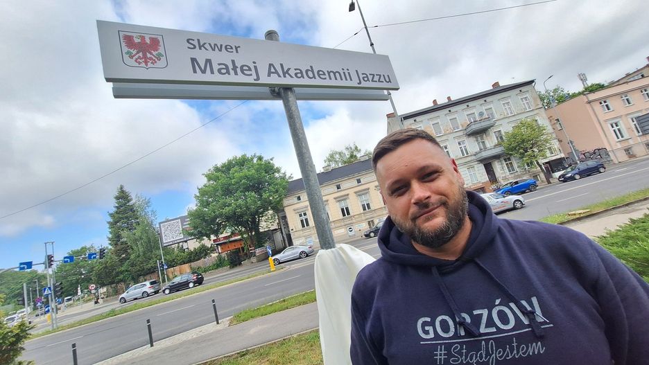 Autorem wizerunku tablic – pierwszą można już zobaczyć na skwerze Małej Akademii Jazzu - jest Łukasz Kulczyński, na co dzień fotograf magistratu.