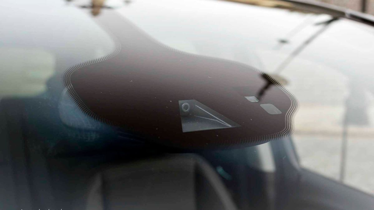 Ten detal sprawia, że wymiana szyby może kosztować o 400-500 zł więcej.