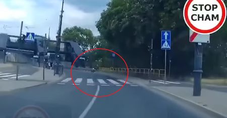 Ogromne szczęście motocyklisty. Wyleciał na zakręcie i pobiegł po pojazd