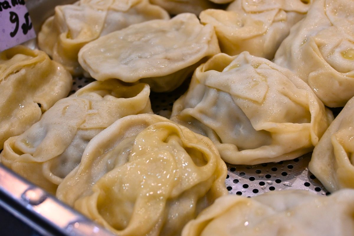 Na obiad robię kaukaskie pierogi. Ciasto tak mięciutkie, że rozpływa się w ustach