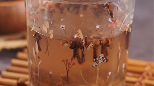 Wrzuć kilka do szklanki i zaparz. Pomoże ograniczyć słodycze i ukoi bolące gardło