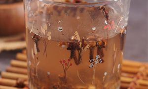 Wrzuć kilka do szklanki i zaparz. Pomoże ograniczyć słodycze i ukoi bolące gardło