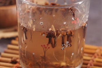 Wrzuć kilka do szklanki i zaparz. Pomoże ograniczyć słodycze i ukoi bolące gardło