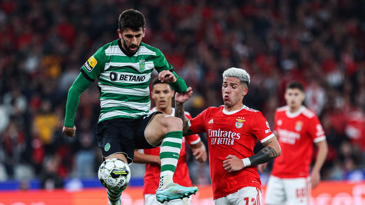 LISBON, PORTUGAL - 2023/01/15: João Paulo Dias Fernandes, commonly known as Paulinho (L) of Sporting CP and Enzo Fernandez (R) of SL Benfica in action during the Liga Portugal Bwin match between SL Benfica and Sporting CP at Estadio da Luz. Final score; SL Benfica 2:2 Sporting CP. (Photo by David Martins/SOPA Images/LightRocket via Getty Images)