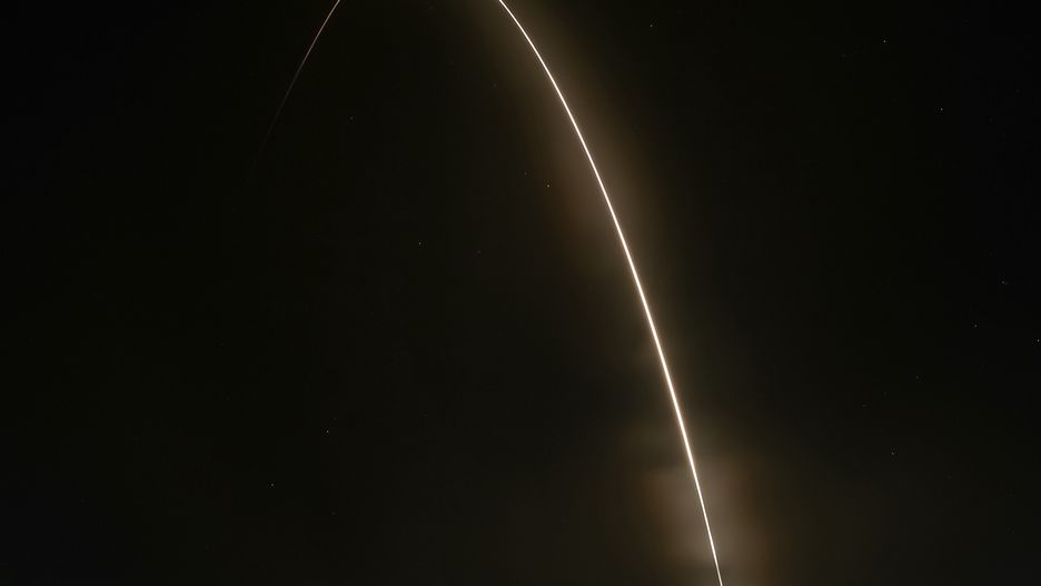 Start rakiety Falcon 9, która wynosi satelity Starlink na orbitę