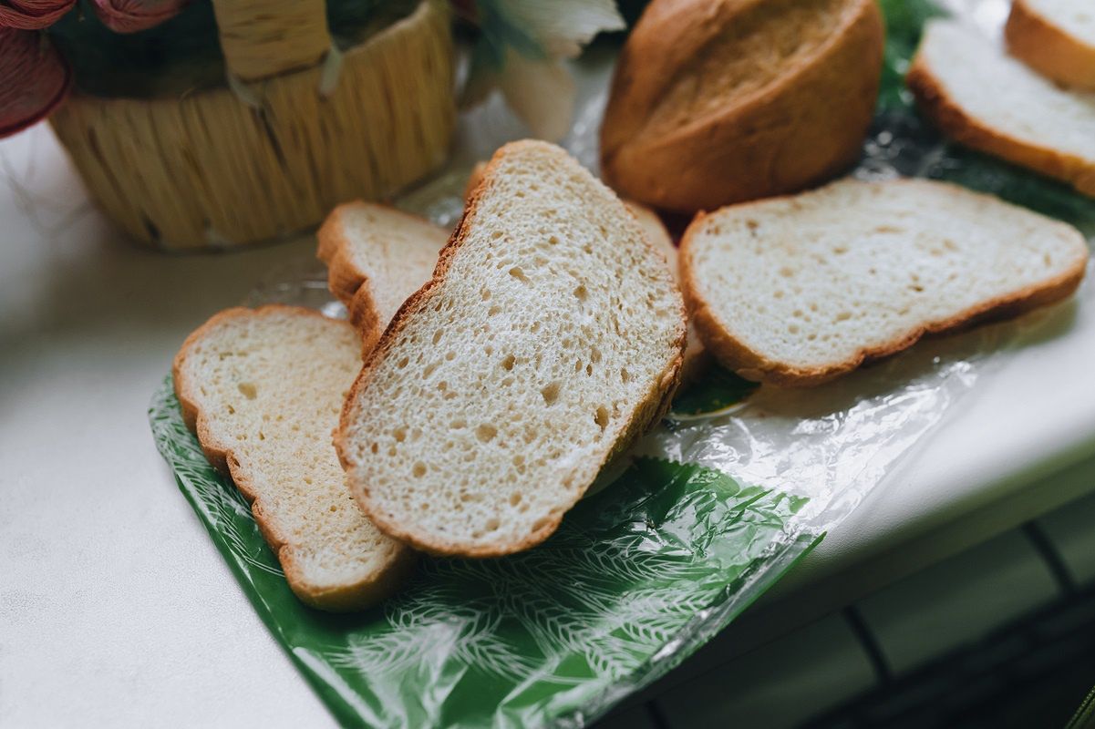 Pożegnaj czerstwy chleb. Te sposoby sprawią, że pieczywo dłużej zachowa świeżość