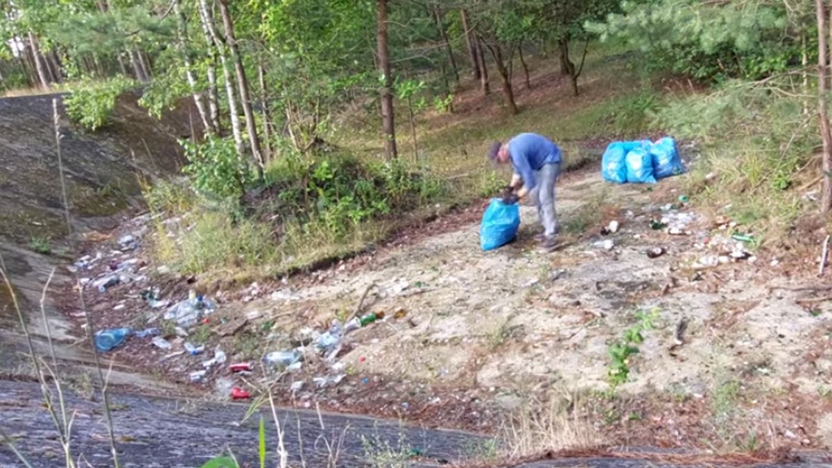 Obywatel Białorusi z własnej inicjatywy posprzątał las w Zielonej Górze. Mężczyzna zebrał aż 10 worków śmieci. 