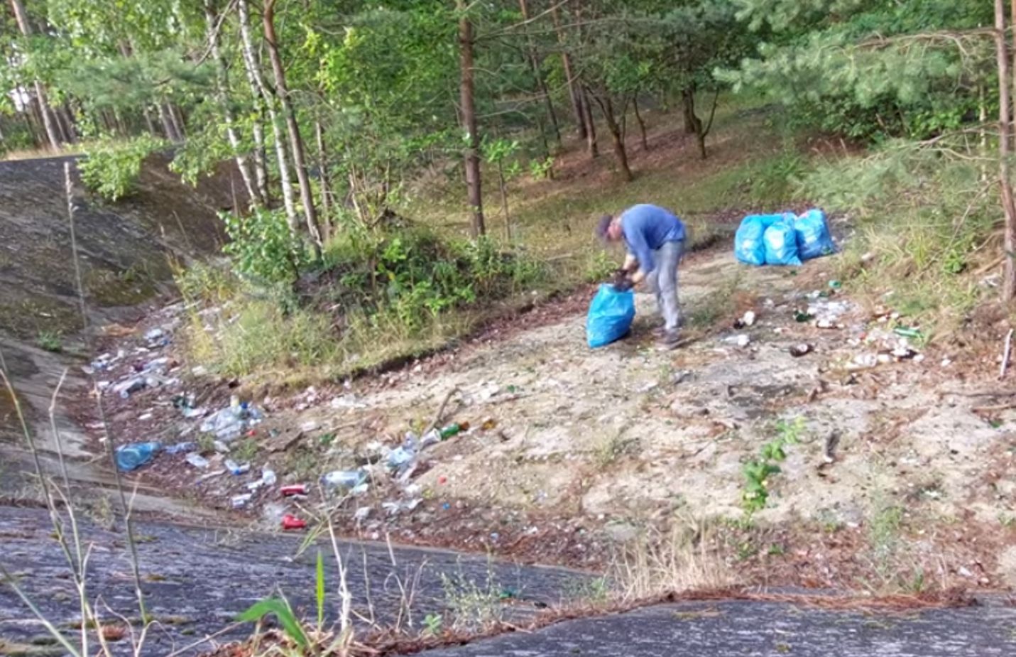 Obywatel Białorusi z własnej inicjatywy posprzątał las w Zielonej Górze. Mężczyzna zebrał aż 10 worków śmieci. 