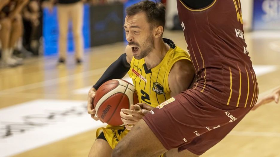 Solvera Sokół, jeśli chce wygrać w swej hali, musi pokazać lepszą obronę niż ostatnio w Tychach. Nz. w akcji Mateusz Kaszowski, playmaker łańcuckiej drużyny