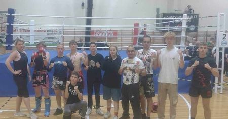 Zawodnicy Sports Academy z medalami