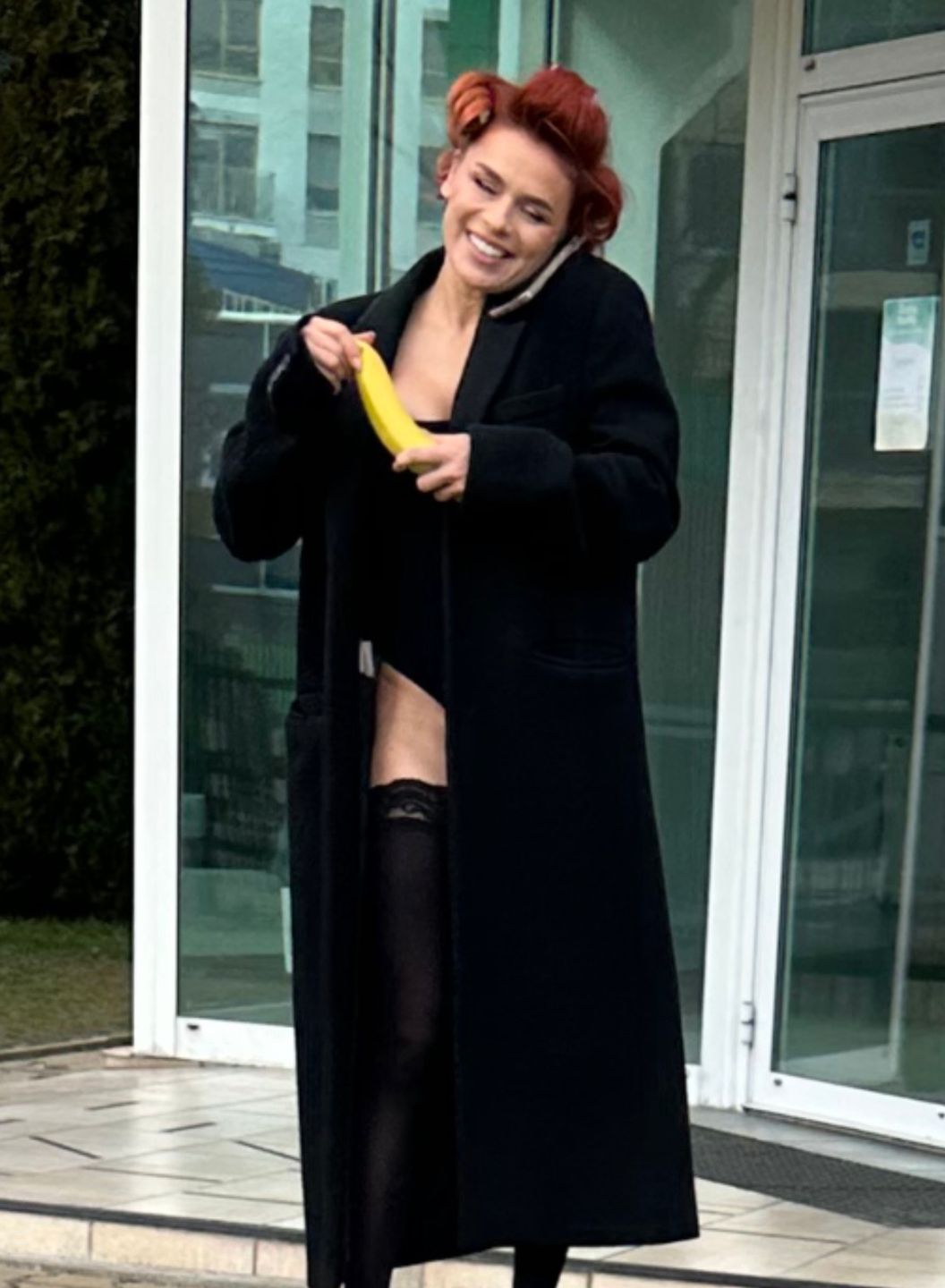 Natasza Urbańska wcina banana z wałkami na głowie