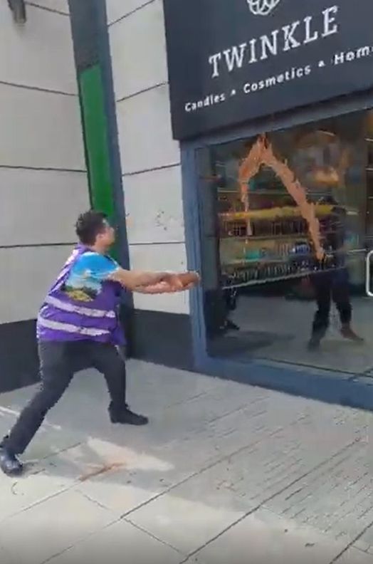 Aktywiści oblali sztucznymi fekaliami sklep Andziaks