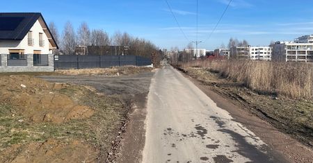 „Śmiertelna pułapka” w Lublinie. Nowa droga bez oświetlenia, znaków i chodnika. Mieszkanka została uderzona lusterkiem