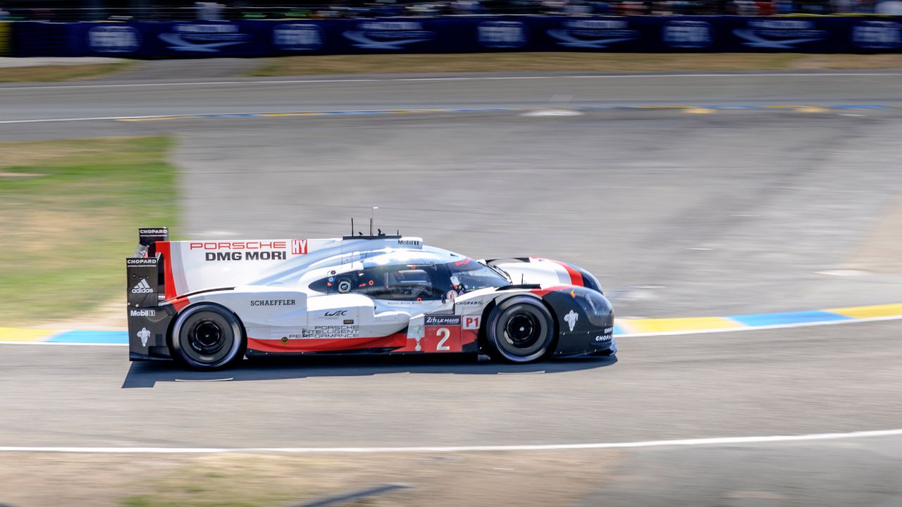 Porsche 919 Hybrid - następnego dnia to ten wóz zajął pierwszą lokatę w klasyfikacji generalnej, mimo długiego postoju w garażu w pierwszej części wyścigu.