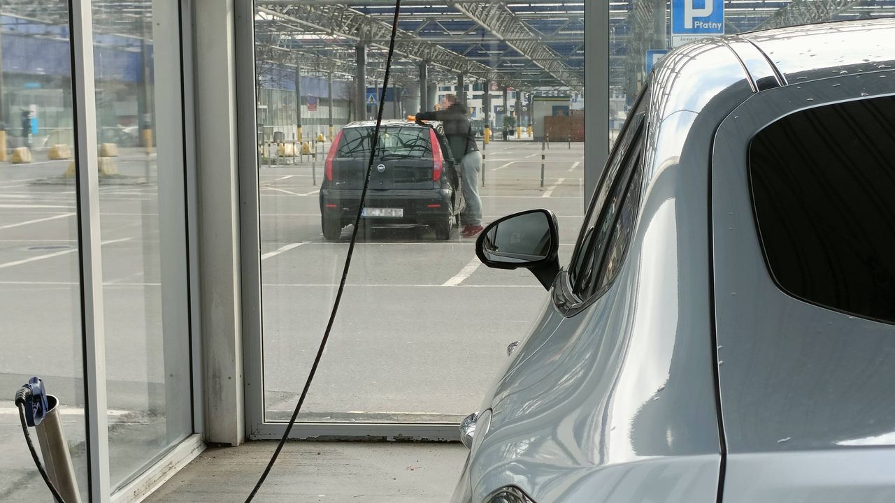 Warto odjechać ze stanowiska i już poza nim wysuszyć samochód