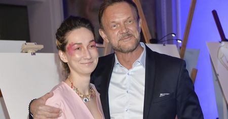 Córka Cezarego Pazury jest zakochana. Jak się układa między "teściem" a "zięciem"?