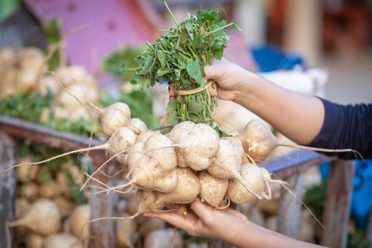 Jicama ma ciemną skórkę, którą należy obrać przed spożyciem.