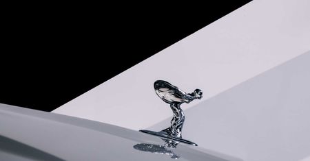 Spirit of Ecstasy Rolls-Royce'a zyskała nowe kształty. Wszystko w jednym celu