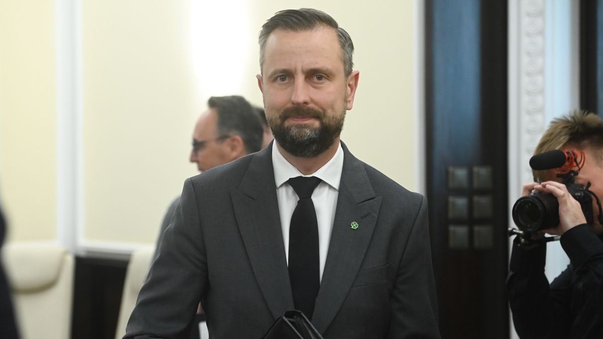 W�adys�aw Kosiniak-Kamysz
Warszawa, 17.06.2025. Wicepremier, minister obrony narodowej W�adys�aw Kosiniak-Kamysz przed posiedzeniem rz�du w KPRM w Warszawie, 17 bm. Rada Ministr�w zajmie si� projektem noweli ustawy zezwalaj�cej na testowanie pojazd�w autonomicznych na drogach. (aldg) PAP/Piotr Nowak
Piotr Nowak
kancelaria, KPRM, obrady, polityk, polityk polityka, polityka, posiedzenie, rada ministr�w, rady ministr�w, rz�d, rz�d Tuska, rz�du