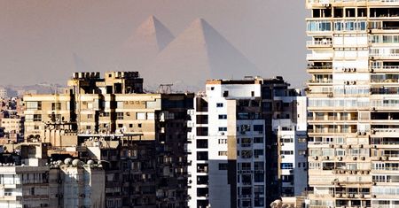 Metrem do piramidy Cheopsa i budowa nowej stolicy. Egipt ma poważny problem