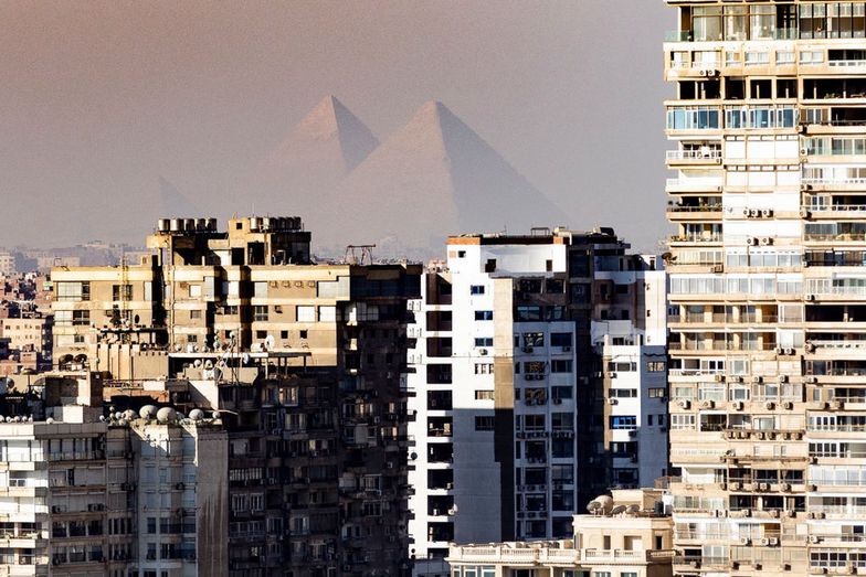 Metrem do piramidy Cheopsa i budowa nowej stolicy. Egipt ma poważny problem