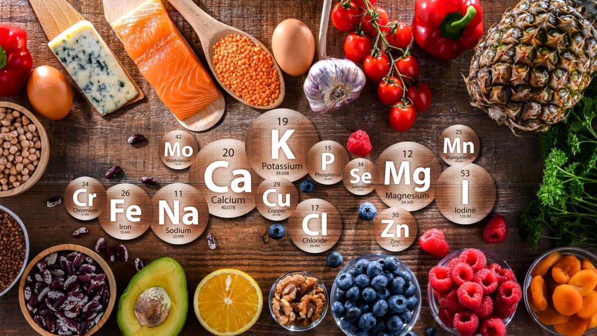 Składniki mineralne dzieli się na dwie grupy: makroelementy oraz mikroelementy.