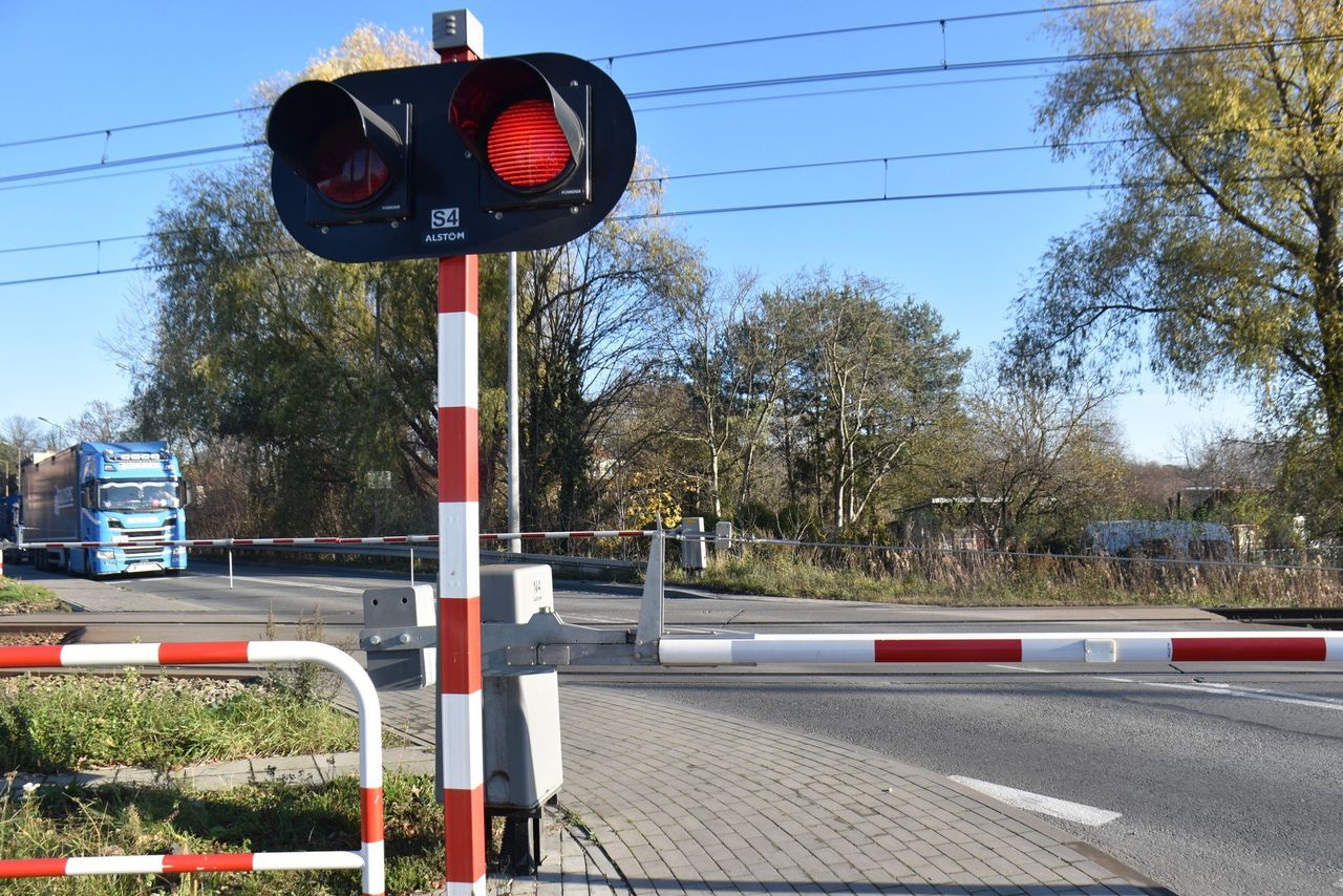 Uważaj na torach. Pociąg potrzebuje kilometra, żeby zahamować
