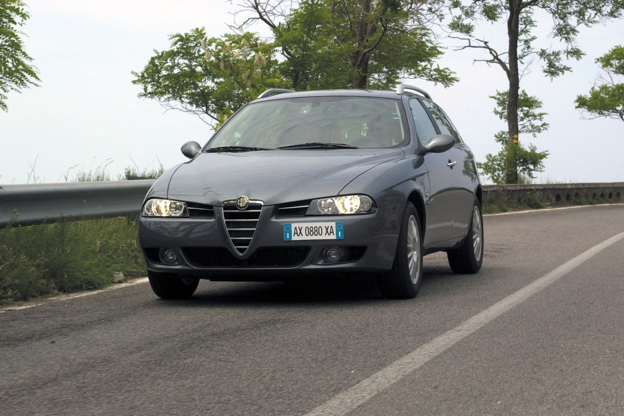 Alfa 156 była wyposażona w kilka niezłych silników, ale 2.0 JTS jest na tyle fatalny, że kompletnie nie opłaca się kupować takiego auta.