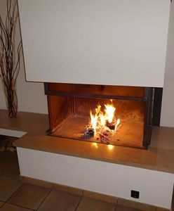 Żona spaliła w kominku 20 tys. euro. Miała być świąteczna atmosfera