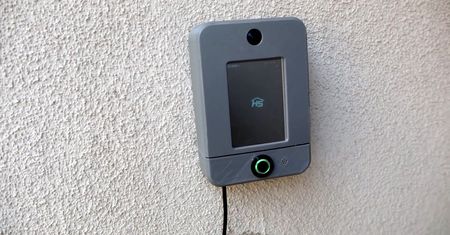 Inteligentny domofon na Raspberry Pi. Zobacz kto czeka przed drzwiami i otwórz zamek smartfonem